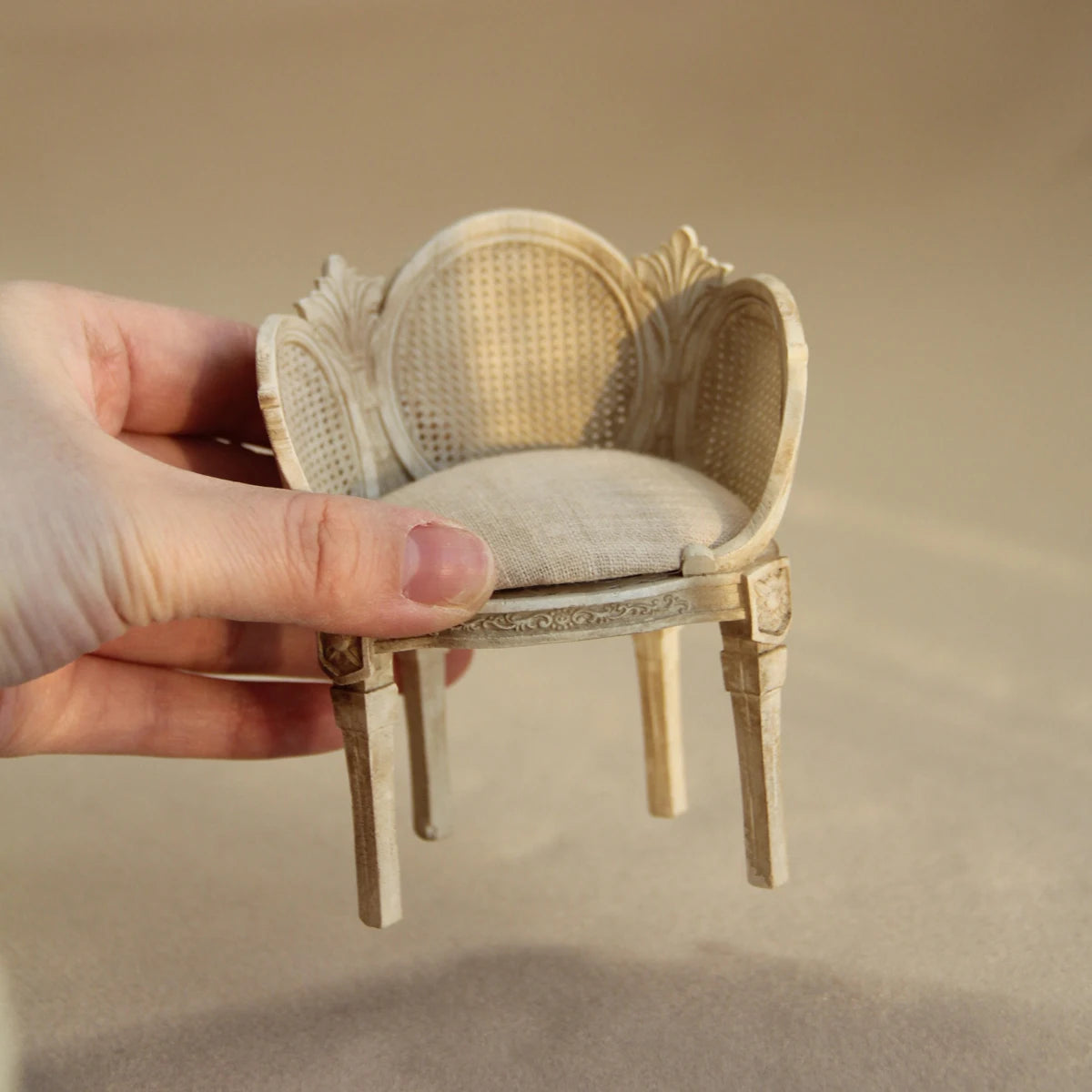 Miniature Simulation Furniture 1:12 Scale, Palace-Style, Distressed Resin Tables and Chairs Suitable for Dollhouse Decoration
