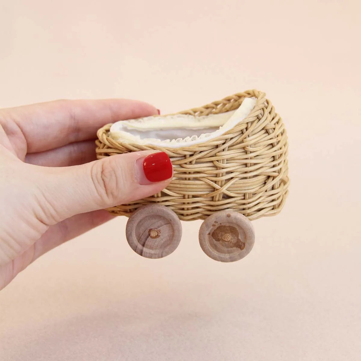 Miniature Simulation Furniture 1:12 Rattan Cradle with Little Bear, Suitable for Dollhouse Home Decor