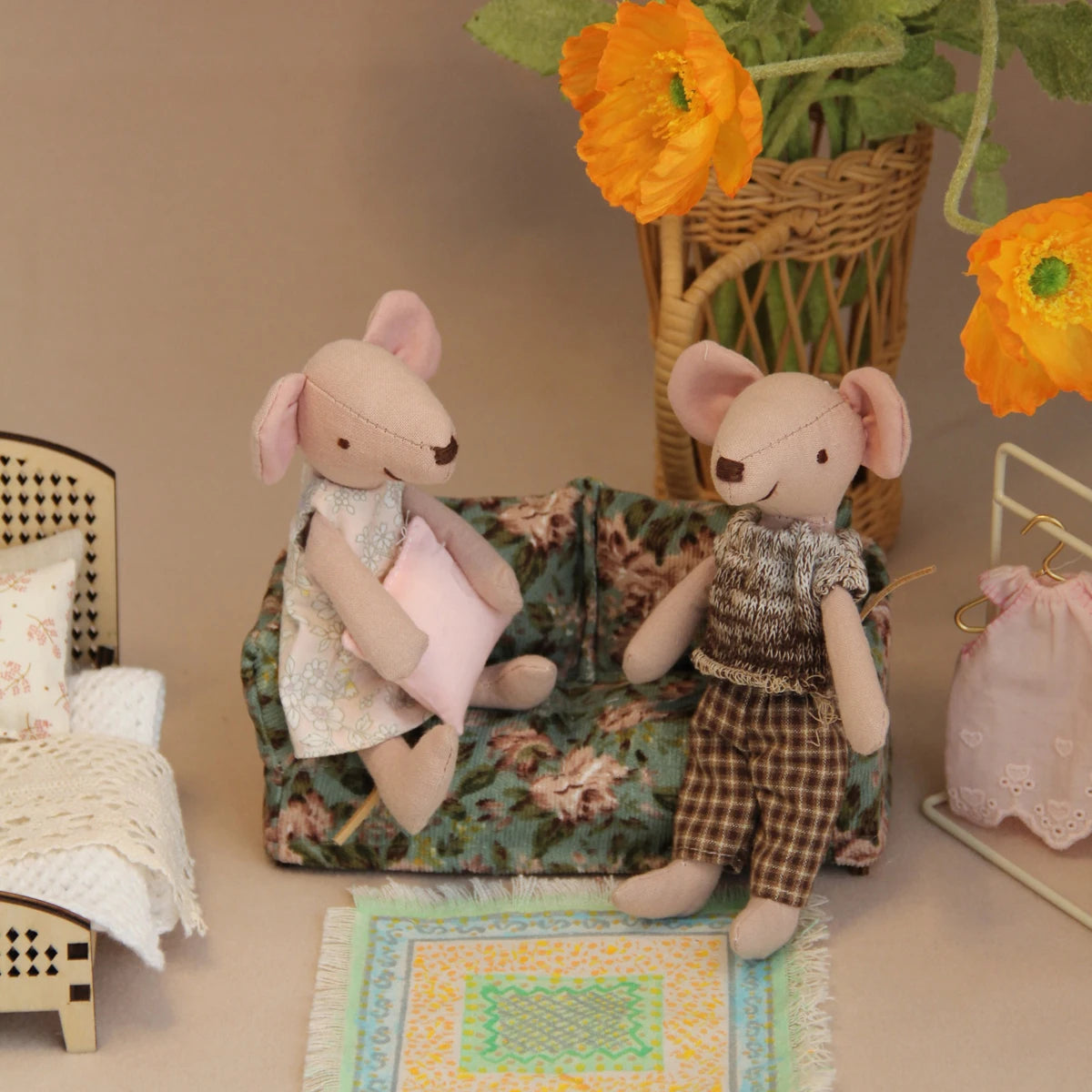 Miniature Simulation Toy House Furniture 1:12 Wooden Fabric Double Sofa Suitable for Dollhouse Home Decor