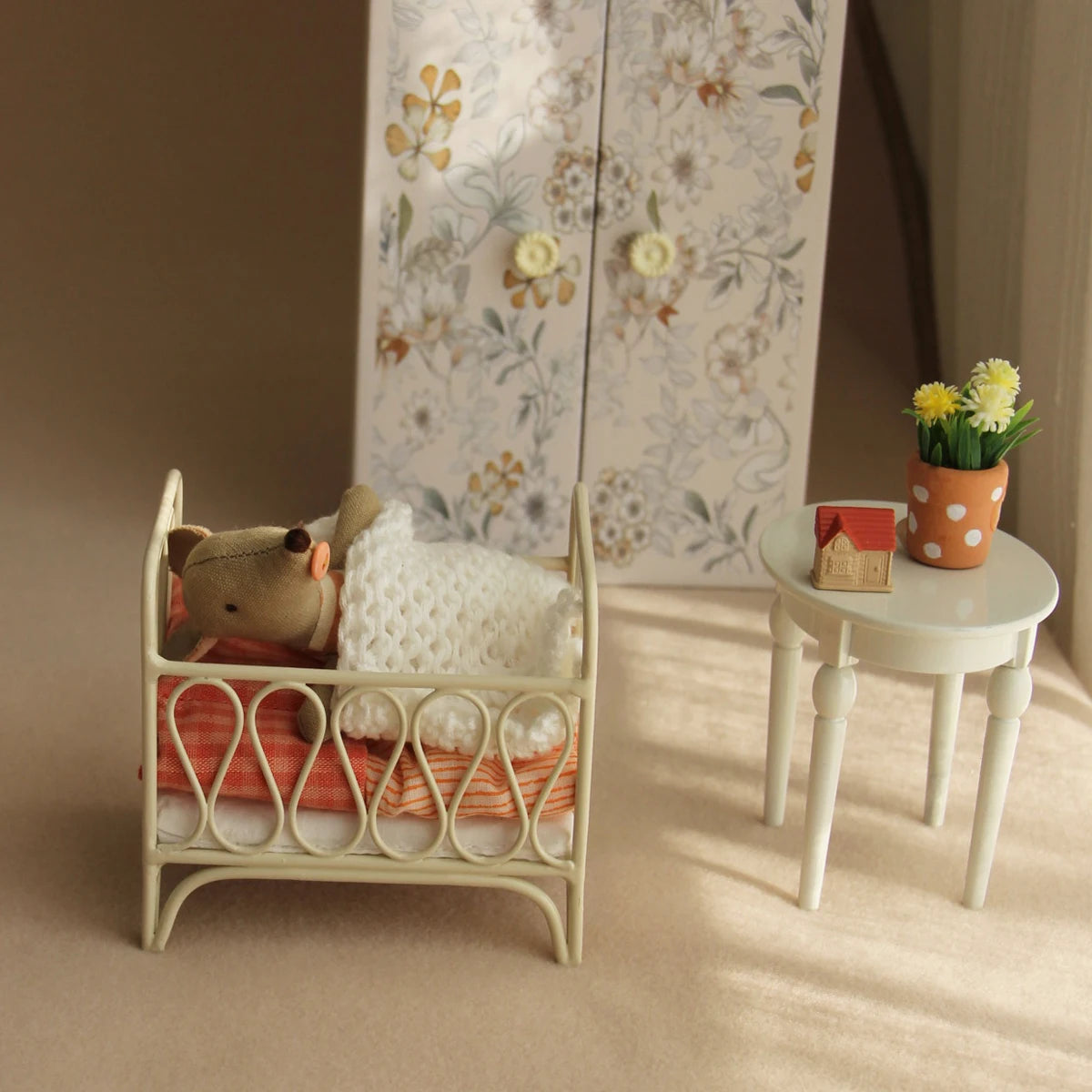 1:12 Miniature Realistic Iron Art Baby Crib Suitable for Dollhouse Playhouse Accessories