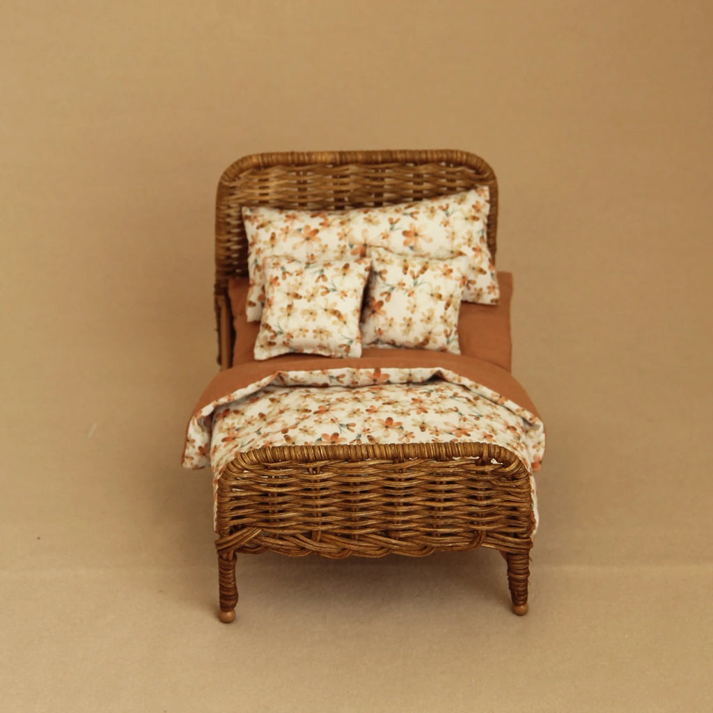 1:12 Miniature Simulated Rattan Crib with Bedding Three-Piece Set Suitable for Children'S Playhouse Decorations