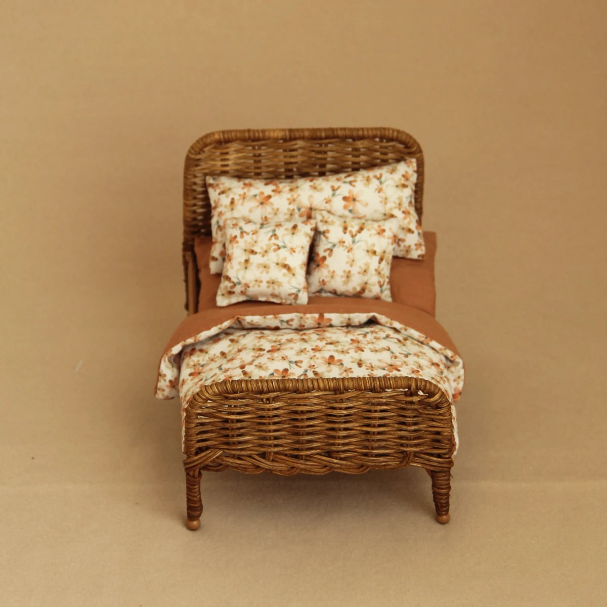 1:12 Miniature Simulated Rattan Crib with Bedding Three-Piece Set Suitable for Children'S Playhouse Decorations
