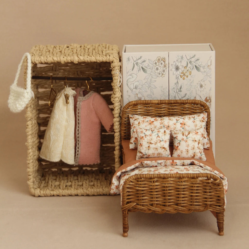 1:12 Miniature Simulated Rattan Crib with Bedding Three-Piece Set Suitable for Children'S Playhouse Decorations