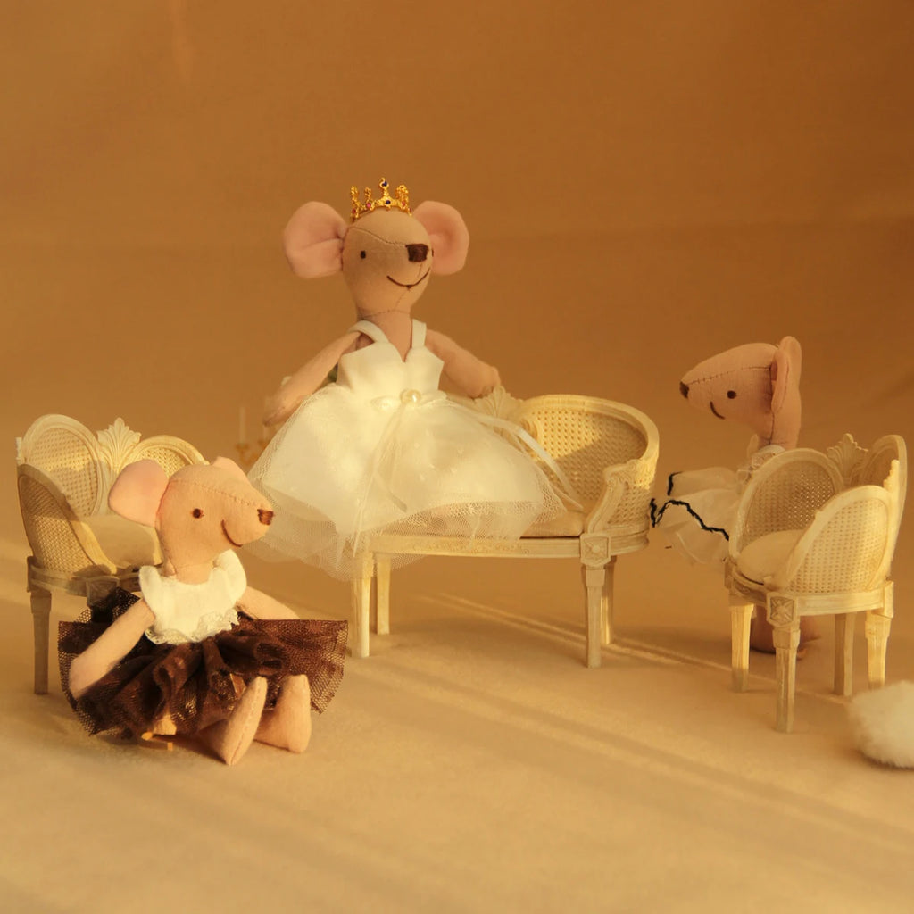 Miniature Simulation Furniture 1:12 Scale, Palace-Style, Distressed Resin Tables and Chairs Suitable for Dollhouse Decoration