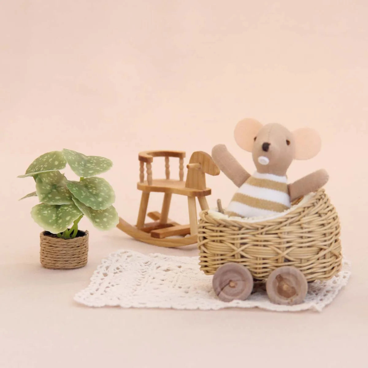 Miniature Simulation Furniture 1:12 Rattan Cradle with Little Bear, Suitable for Dollhouse Home Decor