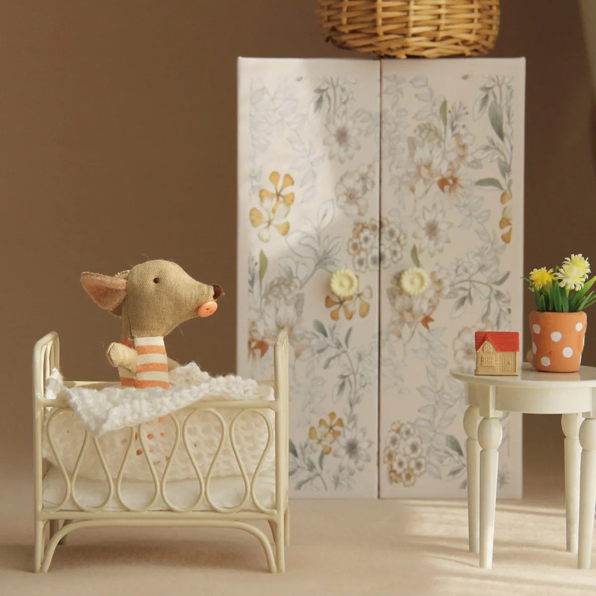 1:12 Miniature Realistic Iron Art Baby Crib Suitable for Dollhouse Playhouse Accessories