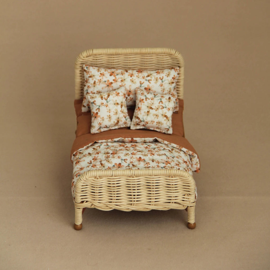 1:12 Miniature Simulated Rattan Crib with Bedding Three-Piece Set Suitable for Children'S Playhouse Decorations