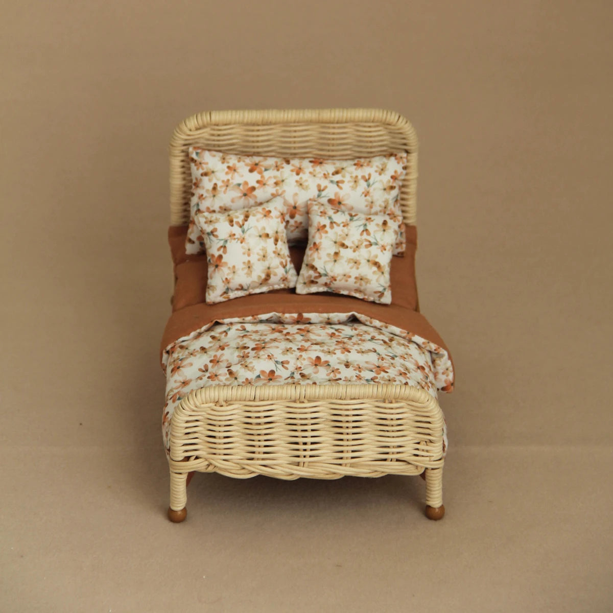 1:12 Miniature Simulated Rattan Crib with Bedding Three-Piece Set Suitable for Children'S Playhouse Decorations