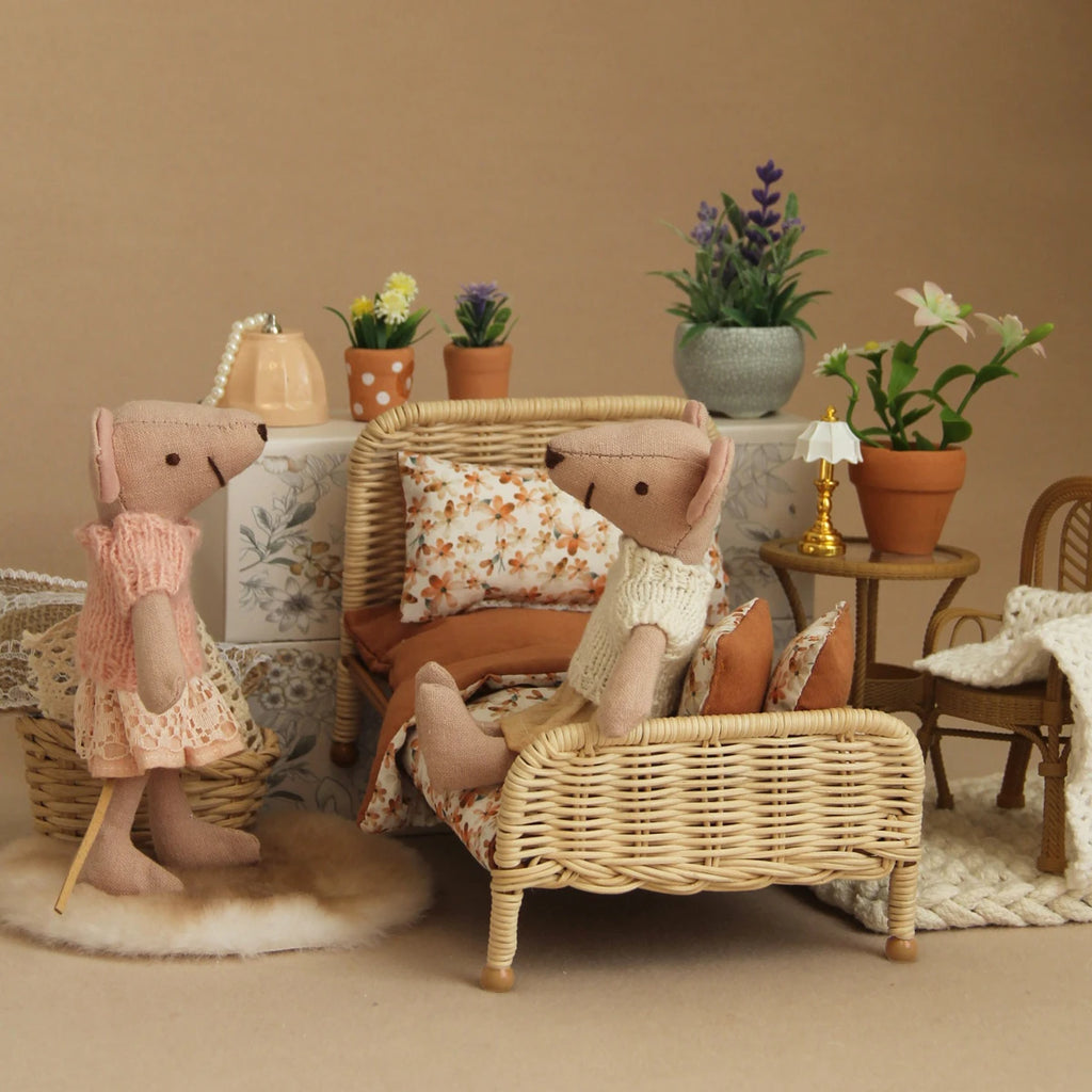 1:12 Miniature Simulated Rattan Crib with Bedding Three-Piece Set Suitable for Children'S Playhouse Decorations