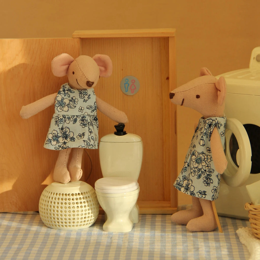 Miniature Simulation Furniture 1:12 Scale Iron Toilet Suitable for Dollhouse Home Decor