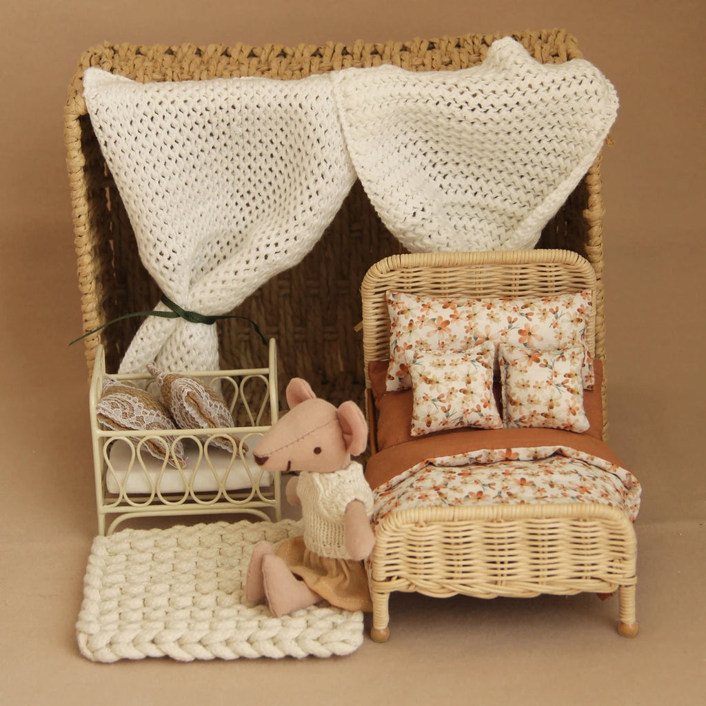 1:12 Miniature Simulated Rattan Crib with Bedding Three-Piece Set Suitable for Children'S Playhouse Decorations