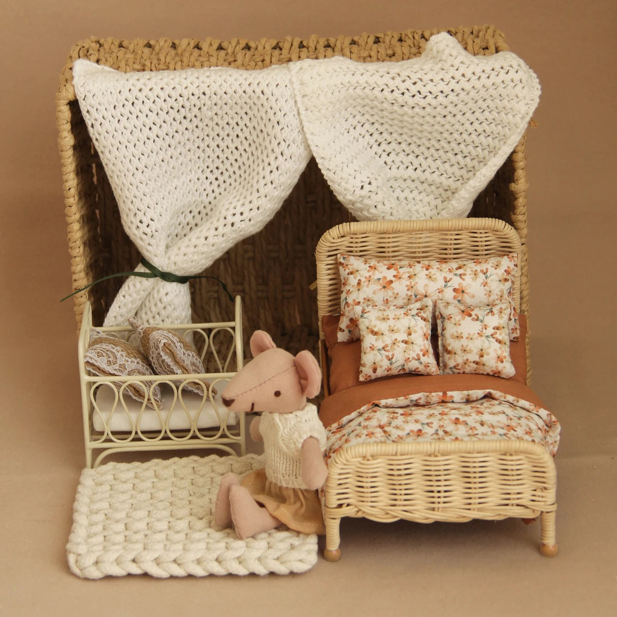 1:12 Miniature Simulated Rattan Crib with Bedding Three-Piece Set Suitable for Children'S Playhouse Decorations