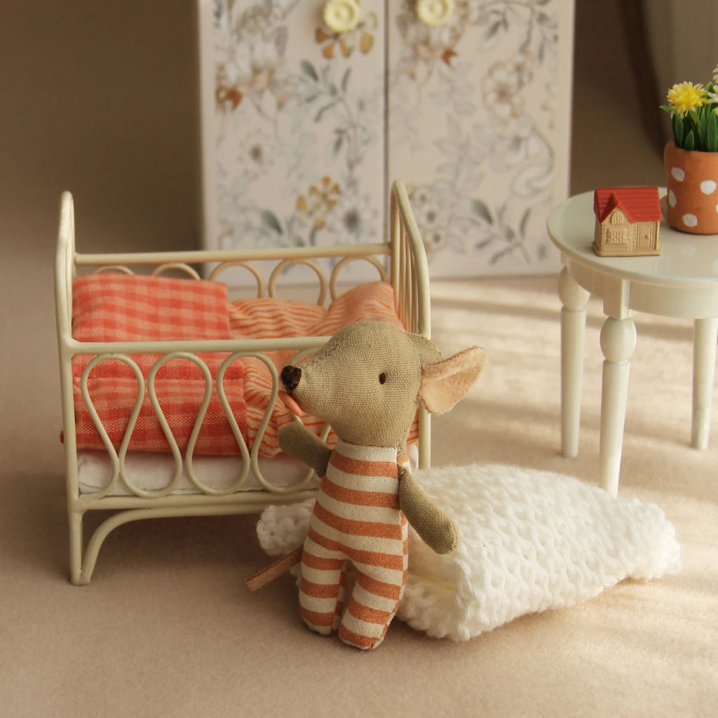 1:12 Miniature Realistic Iron Art Baby Crib Suitable for Dollhouse Playhouse Accessories