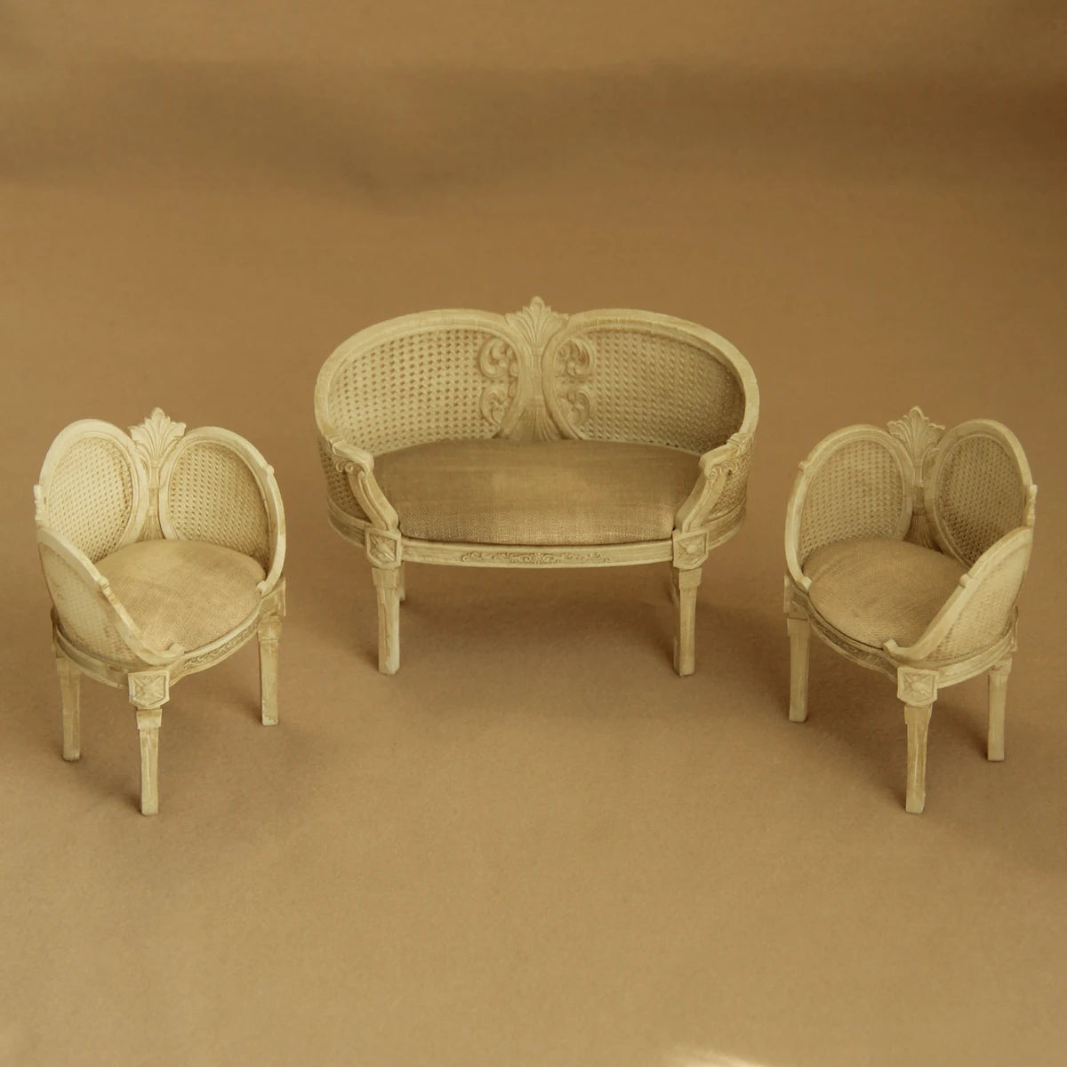 Miniature Simulation Furniture 1:12 Scale, Palace-Style, Distressed Resin Tables and Chairs Suitable for Dollhouse Decoration