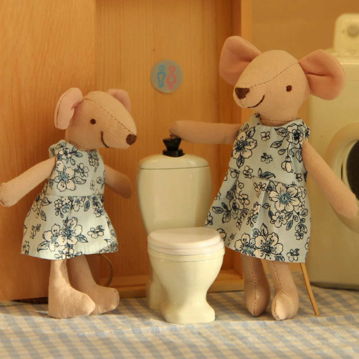 Miniature Simulation Furniture 1:12 Scale Iron Toilet Suitable for Dollhouse Home Decor