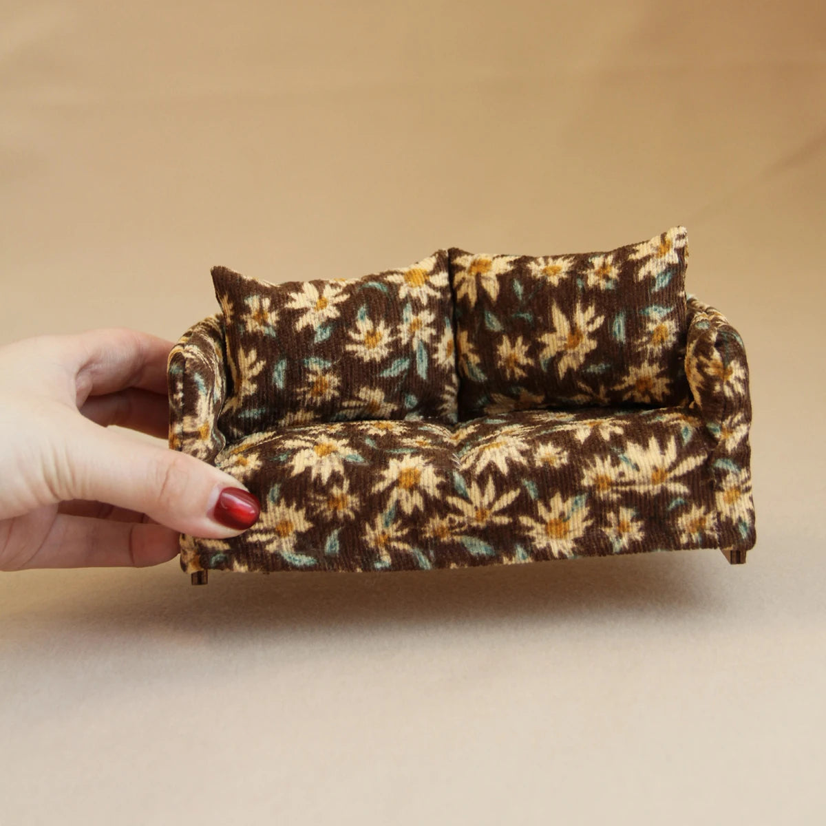 Miniature Simulation Toy House Furniture 1:12 Wooden Fabric Double Sofa Suitable for Dollhouse Home Decor